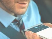 Mann nutzt Sprachassistenten