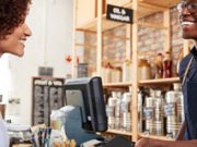 Kundin bezahlt im Laden