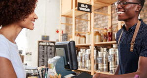 Kundin bezahlt im Laden