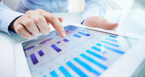 User analysiert Daten auf Tablet.