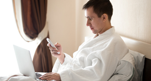 Mann arbeitet im Hotel-WLAN