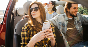 Smartphone im Auto Uber