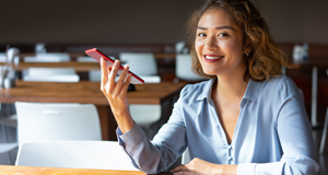 Dame nutzt Voice Search