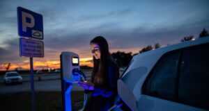 Der stationäre Handel kann von E-Autos profitieren.