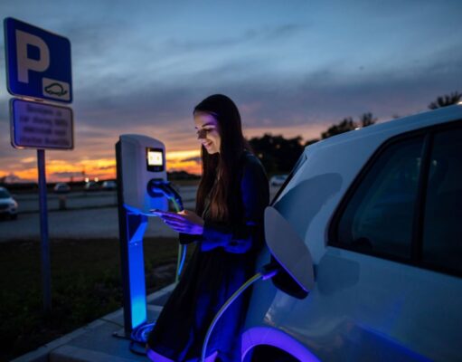 Der stationäre Handel kann von E-Autos profitieren.