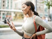 Frau schaut mobile Werbung auf ihrem Smartphone