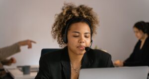 Mitarbeiterin im Kundenservice