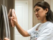 Putzen eines gebrauchten Kühlschranks